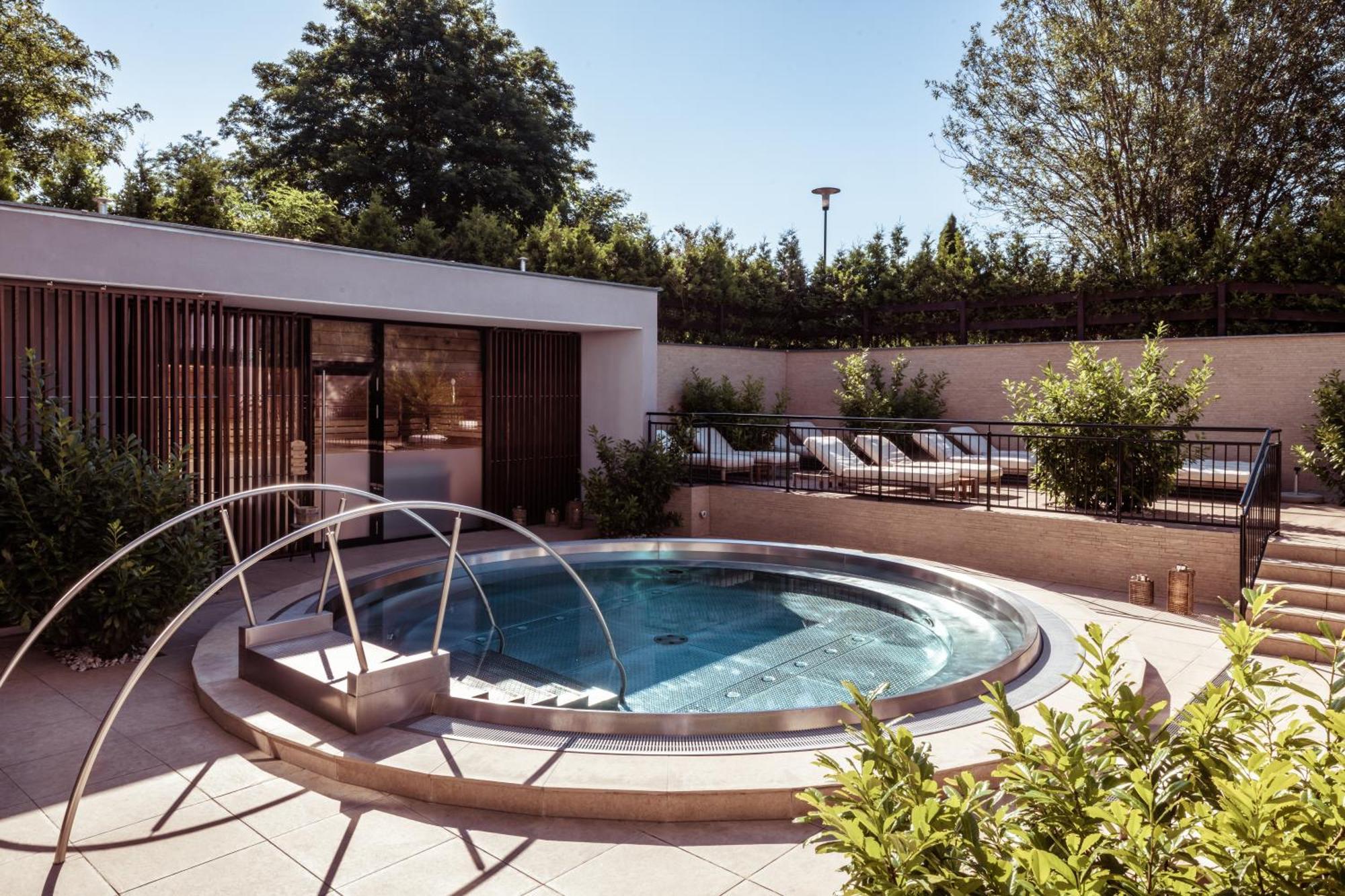 Falkensteiner Balance Resort Stegersbach - Adults Only ภายนอก รูปภาพ A spa at the Hotel de Crillon, Paris